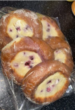 Ватрушка с творогом и смородиной