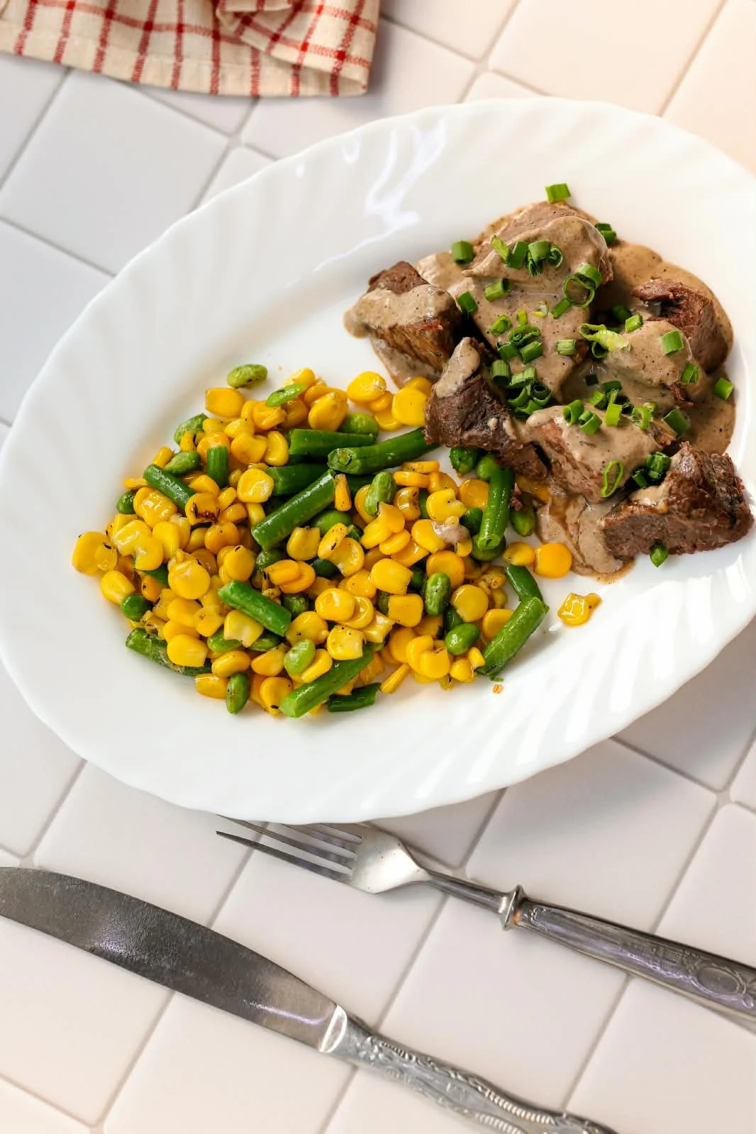 Конина с соусом из лесных грибов и сливочной кукурузой