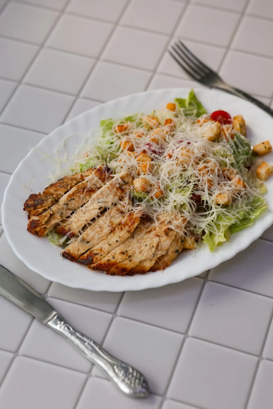 Цезарь с курицей и перепелиным яйцом